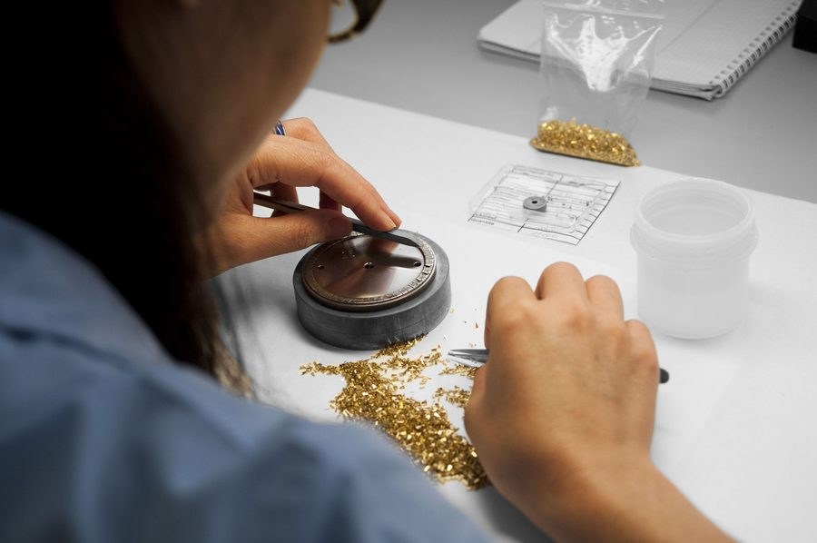 Observation attentive d’une pièce à l’établi avec une loupe