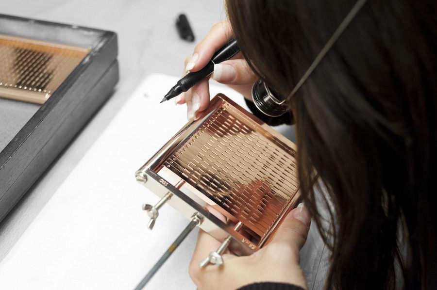 Travail du guillochage traditionnel à la manufacture Fehr