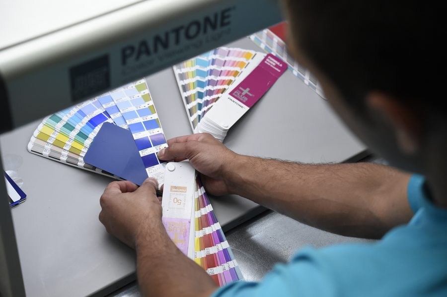 Recherche d’une couleur avec un nuancier dans l’atelier Fehr